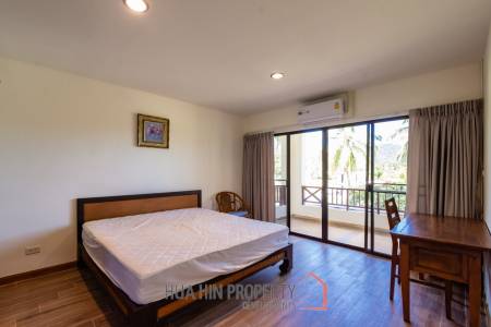Large renovated 2/3 bedrooms condo in Palm Hills with golf membership.