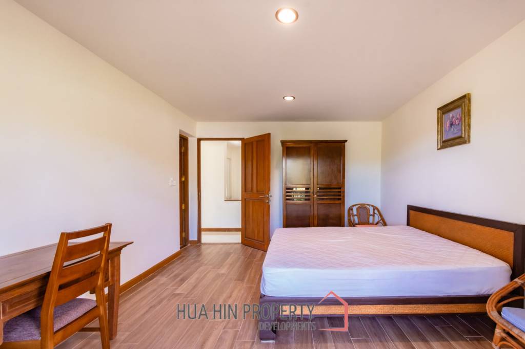 Large renovated 2/3 bedrooms condo in Palm Hills with golf membership.