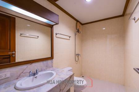 Large renovated 2/3 bedrooms condo in Palm Hills with golf membership.