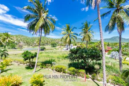 Large renovated 2/3 bedrooms condo in Palm Hills with golf membership.