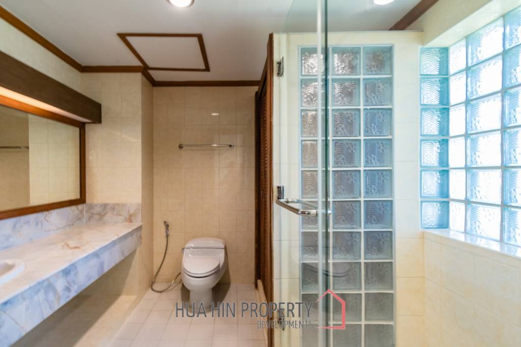 Large renovated 2/3 bedrooms condo in Palm Hills with golf membership.