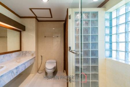 Large renovated 2/3 bedrooms condo in Palm Hills with golf membership.