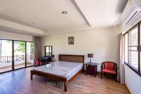 Large renovated 2/3 bedrooms condo in Palm Hills with golf membership.