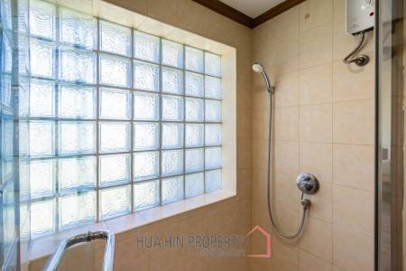 Large renovated 2/3 bedrooms condo in Palm Hills with golf membership.