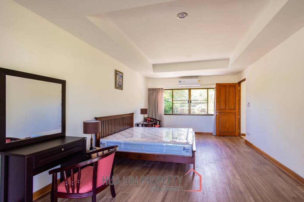 Large renovated 2/3 bedrooms condo in Palm Hills with golf membership.