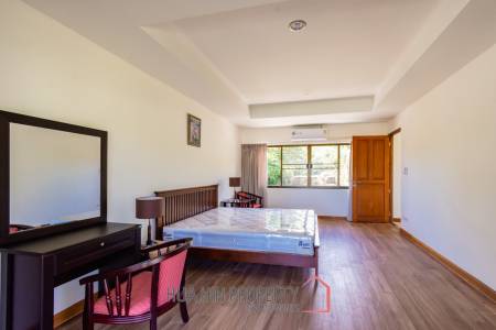 Large renovated 2/3 bedrooms condo in Palm Hills with golf membership.