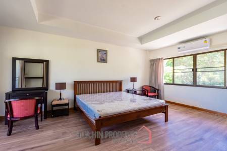 Large renovated 2/3 bedrooms condo in Palm Hills with golf membership.