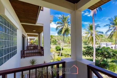 Large renovated 2/3 bedrooms condo in Palm Hills with golf membership.