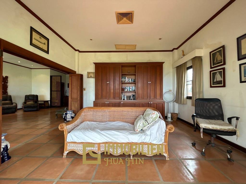 Luxurious 4 Bedroom Condo with Sea View in Pranburi