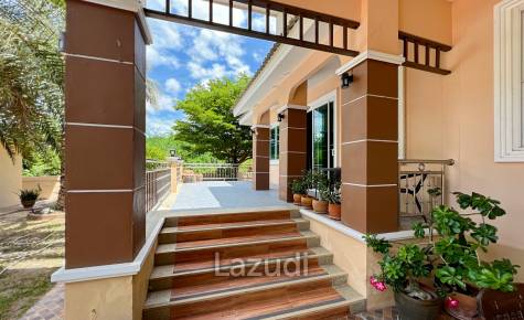 Arlex Mountain Cha Am : 3 Bed 3 Bath Villa