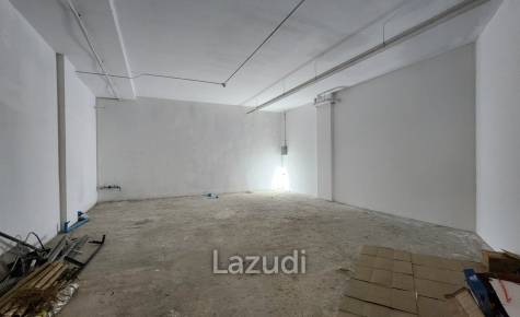 Prime 96 sqm Retail Space at Community Mall on Sukhumvit Main Road – Ideal for Spa, Clinic, or Restaurant