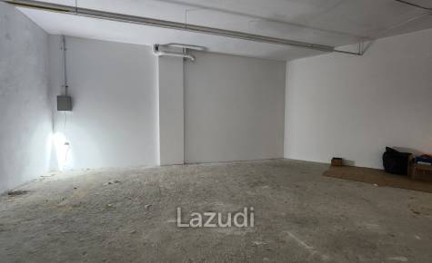 Prime 96 sqm Retail Space at Community Mall on Sukhumvit Main Road – Ideal for Spa, Clinic, or Restaurant