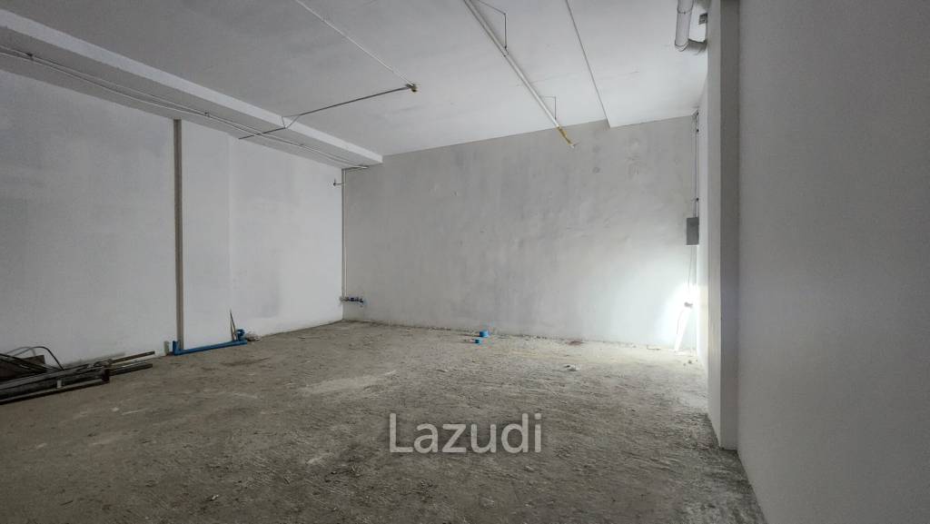 Prime 96 sqm Retail Space at Community Mall on Sukhumvit Main Road – Ideal for Spa, Clinic, or Restaurant