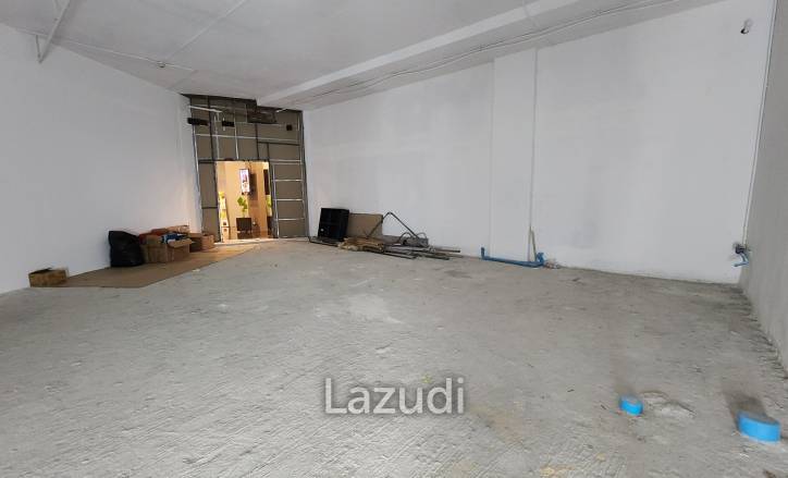 Prime 96 sqm Retail Space at Community Mall on Sukhumvit Main Road – Ideal for Spa, Clinic, or Restaurant