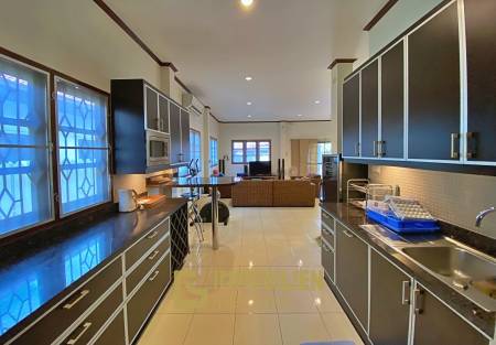 City Center 3 Bed Pool Villa For Rent in Soi 94