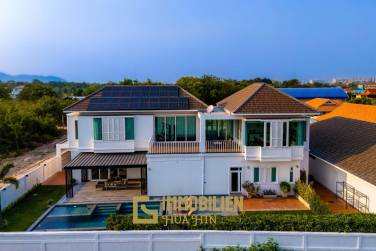 Luxurious 2 Story Pool Villa : 4 Bedrooms Plus 2 Bedroom Guest House