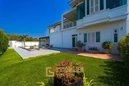 Luxurious 2 Story Pool Villa : 4 Bedrooms Plus 2 Bedroom Guest House