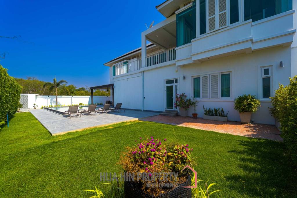 Luxurious 2 Story Pool Villa : 4 Bedrooms Plus 2 Bedroom Guest House