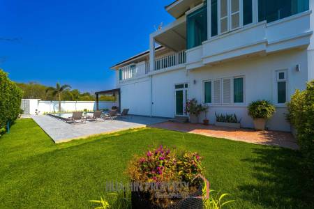 Luxurious 2 Story Pool Villa : 4 Bedrooms Plus 2 Bedroom Guest House