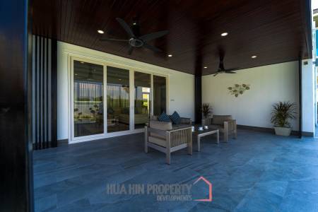 Luxurious 2 Story Pool Villa : 4 Bedrooms Plus 2 Bedroom Guest House