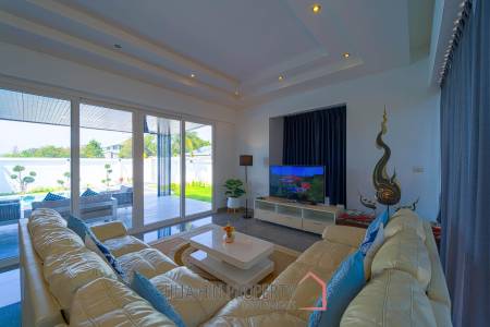 Luxurious 2 Story Pool Villa : 4 Bedrooms Plus 2 Bedroom Guest House