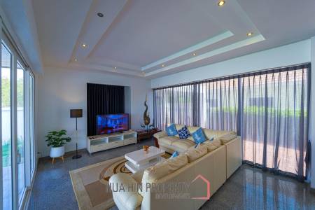 Luxurious 2 Story Pool Villa : 4 Bedrooms Plus 2 Bedroom Guest House