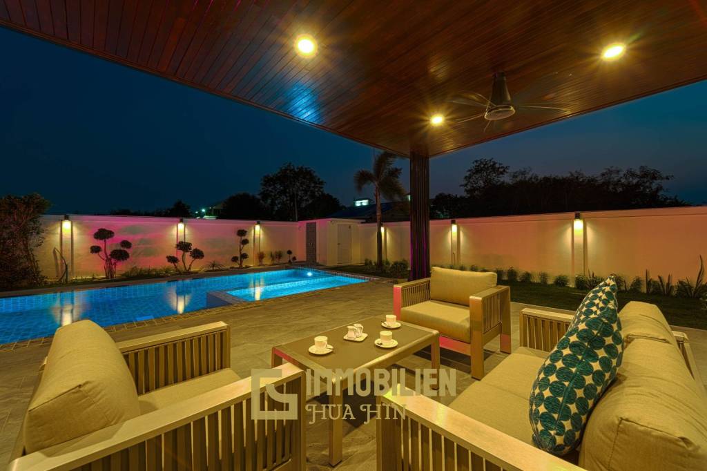 Luxurious 2 Story Pool Villa : 4 Bedrooms Plus 2 Bedroom Guest House