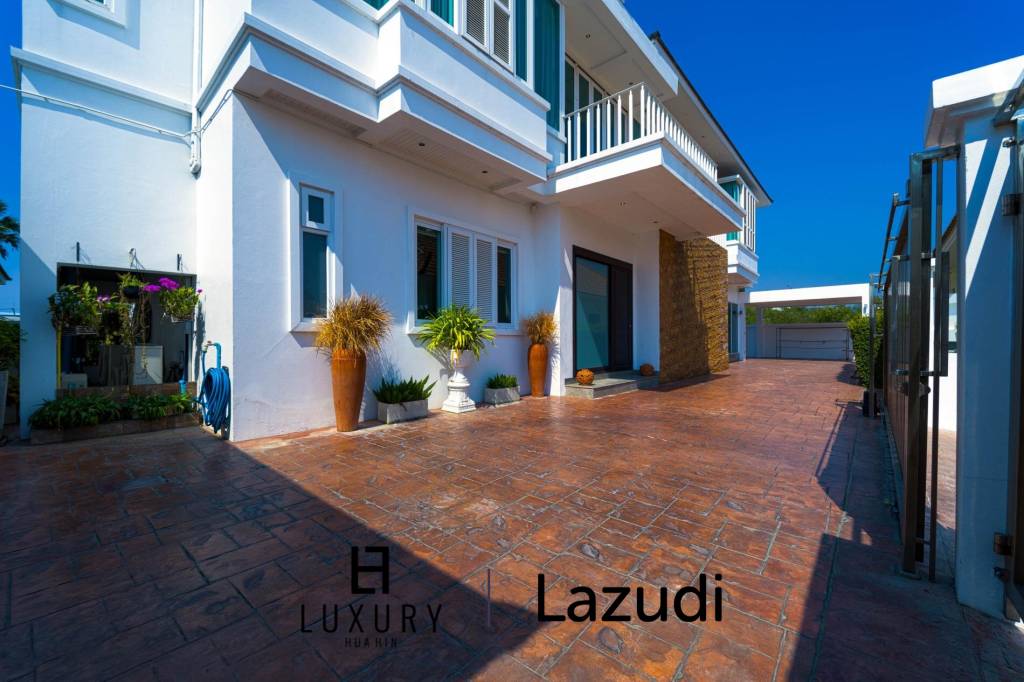 Luxurious 2 Story Pool Villa : 4 Bedrooms Plus 2 Bedroom Guest House