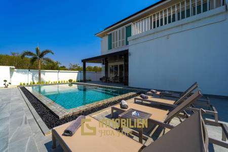 Luxurious 2 Story Pool Villa : 4 Bedrooms Plus 2 Bedroom Guest House