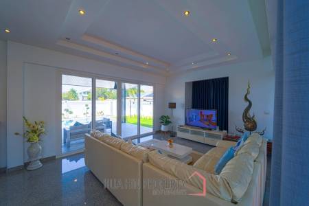 Luxurious 2 Story Pool Villa : 4 Bedrooms Plus 2 Bedroom Guest House