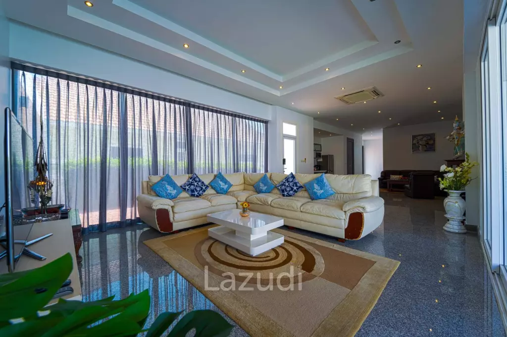 Luxurious 2 Story Pool Villa : 4 Bedrooms Plus 2 Bedroom Guest House