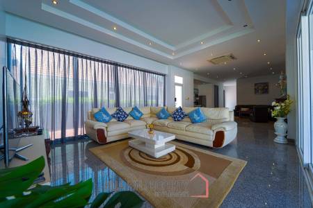 Luxurious 2 Story Pool Villa : 4 Bedrooms Plus 2 Bedroom Guest House