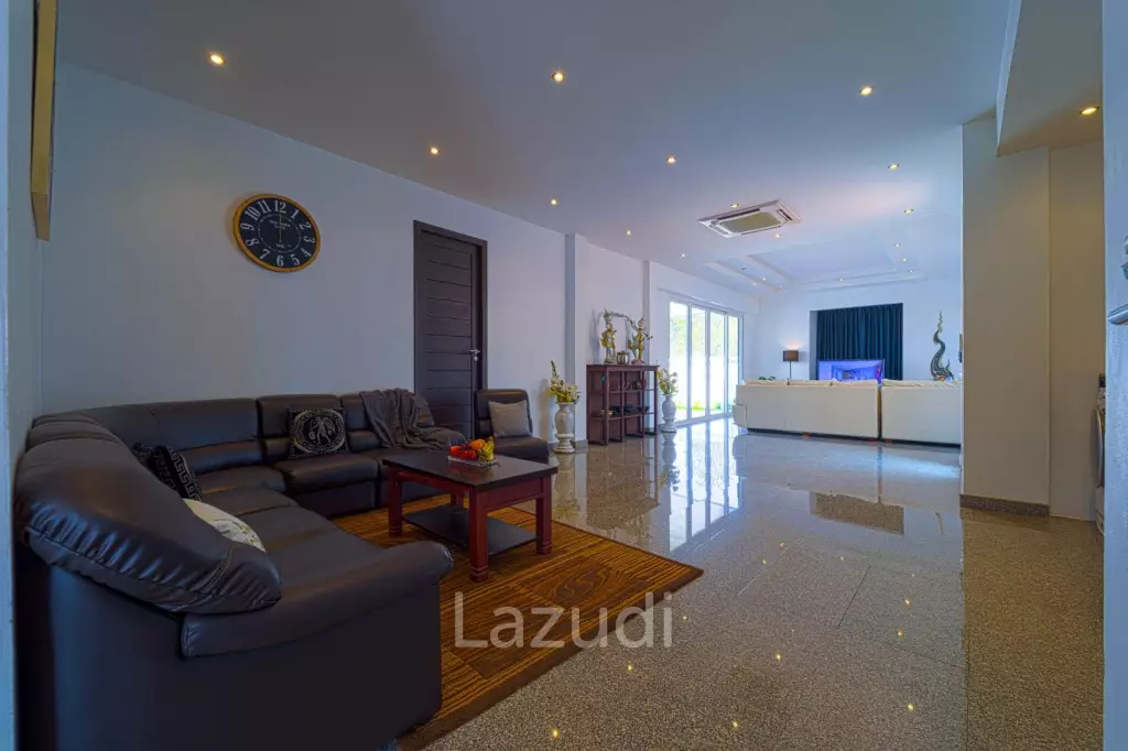 Luxurious 2 Story Pool Villa : 4 Bedrooms Plus 2 Bedroom Guest House