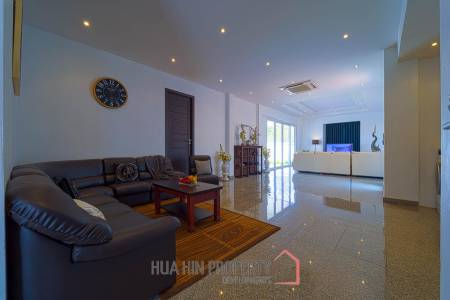 Luxurious 2 Story Pool Villa : 4 Bedrooms Plus 2 Bedroom Guest House