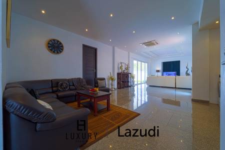 Luxurious 2 Story Pool Villa : 4 Bedrooms Plus 2 Bedroom Guest House