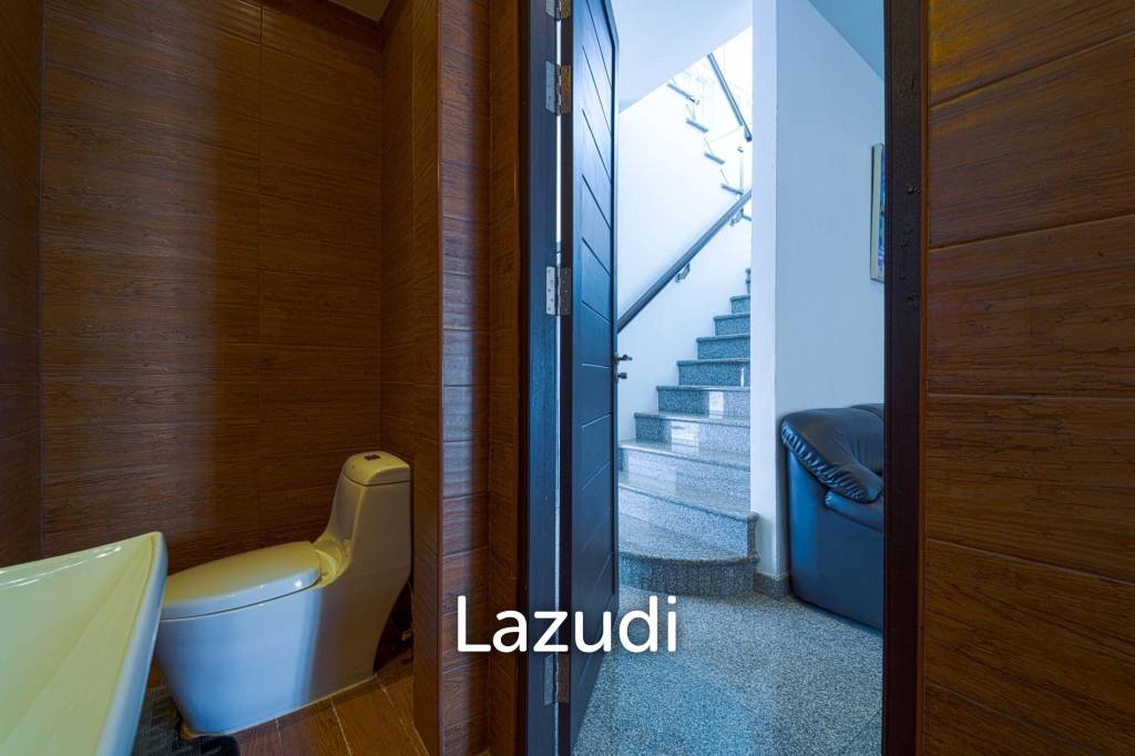 Luxurious 2 Story Pool Villa : 4 Bedrooms Plus 2 Bedroom Guest House