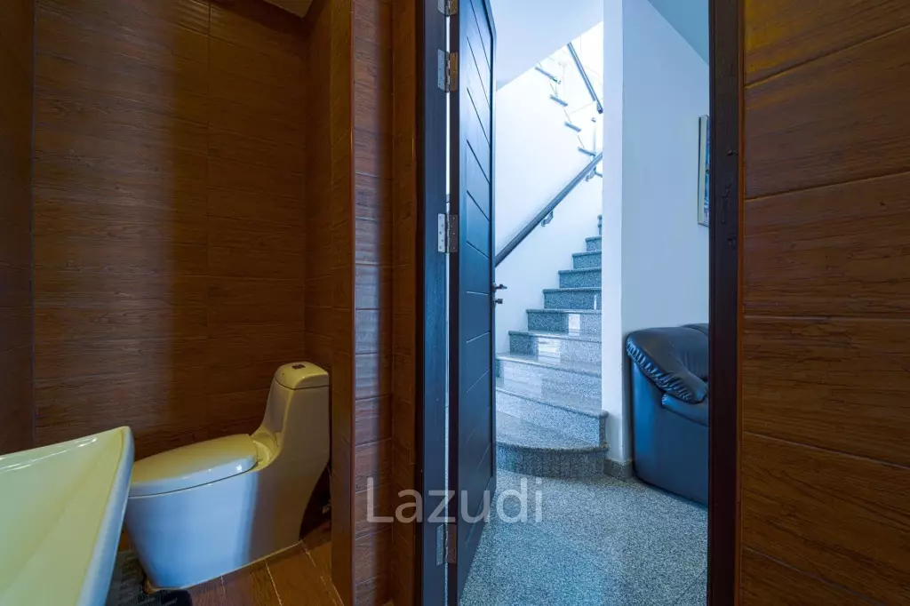 Luxurious 2 Story Pool Villa : 4 Bedrooms Plus 2 Bedroom Guest House