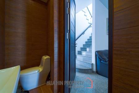 Luxurious 2 Story Pool Villa : 4 Bedrooms Plus 2 Bedroom Guest House