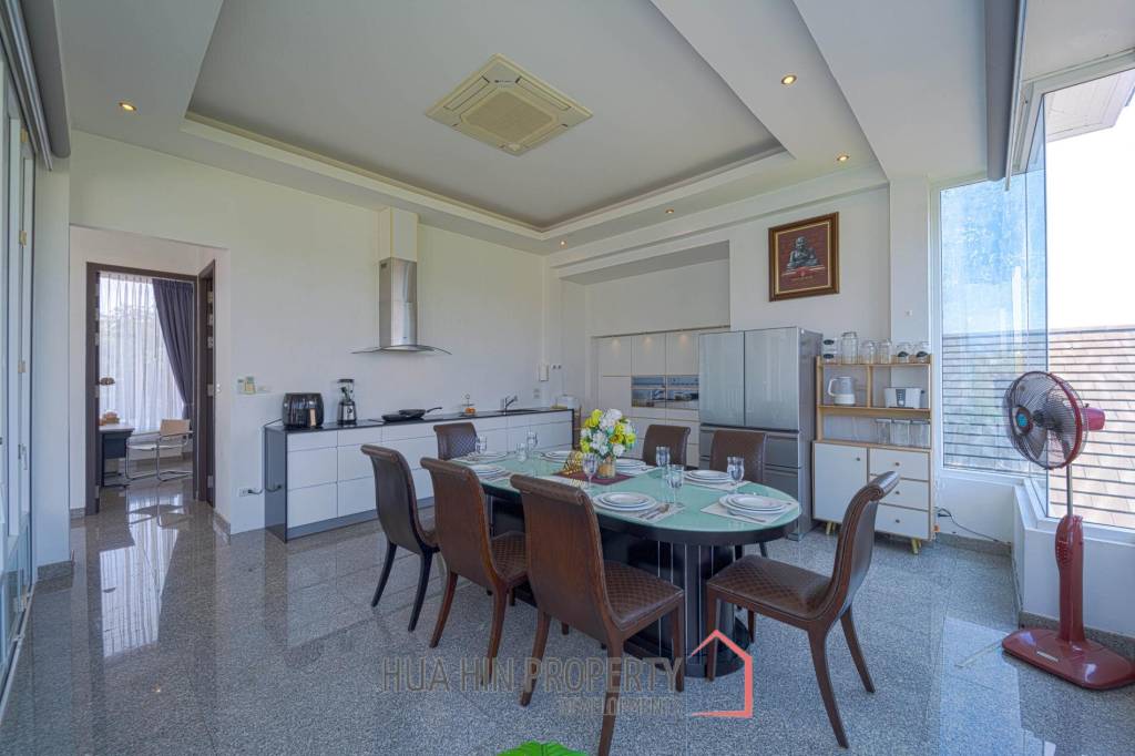 Luxurious 2 Story Pool Villa : 4 Bedrooms Plus 2 Bedroom Guest House
