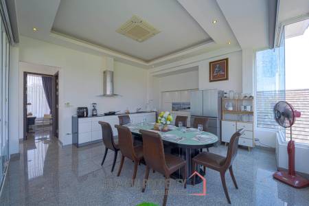 Luxurious 2 Story Pool Villa : 4 Bedrooms Plus 2 Bedroom Guest House