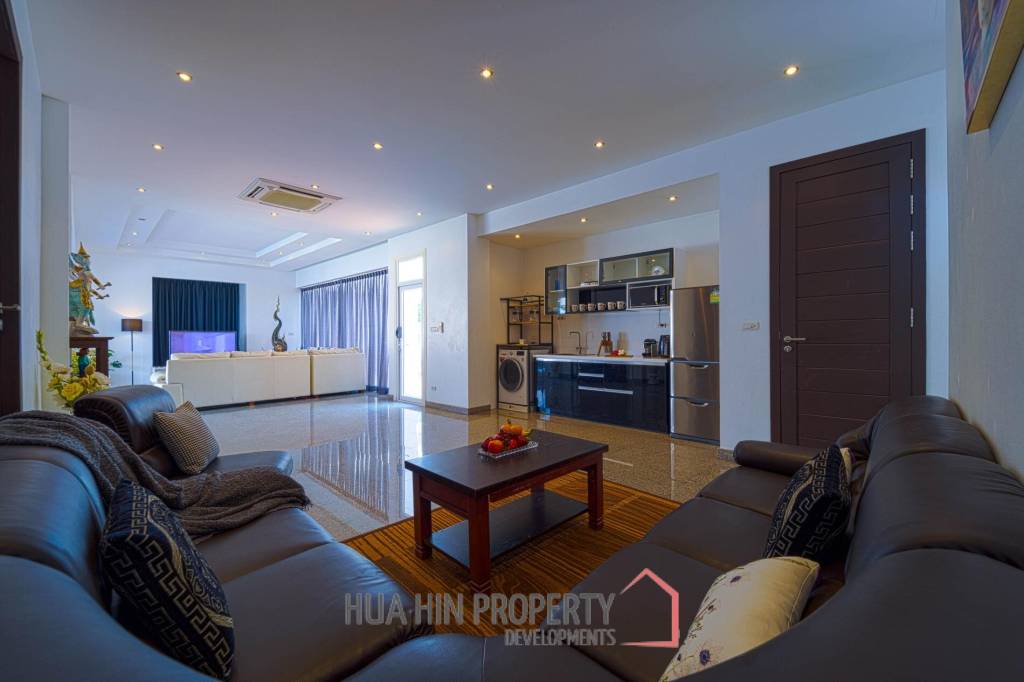 Luxurious 2 Story Pool Villa : 4 Bedrooms Plus 2 Bedroom Guest House