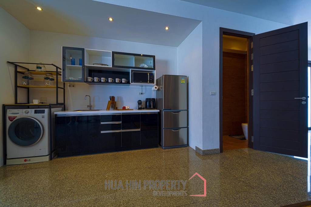 Luxurious 2 Story Pool Villa : 4 Bedrooms Plus 2 Bedroom Guest House