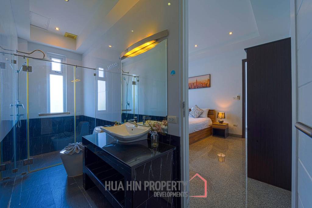 Luxurious 2 Story Pool Villa : 4 Bedrooms Plus 2 Bedroom Guest House
