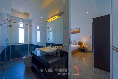 Luxurious 2 Story Pool Villa : 4 Bedrooms Plus 2 Bedroom Guest House