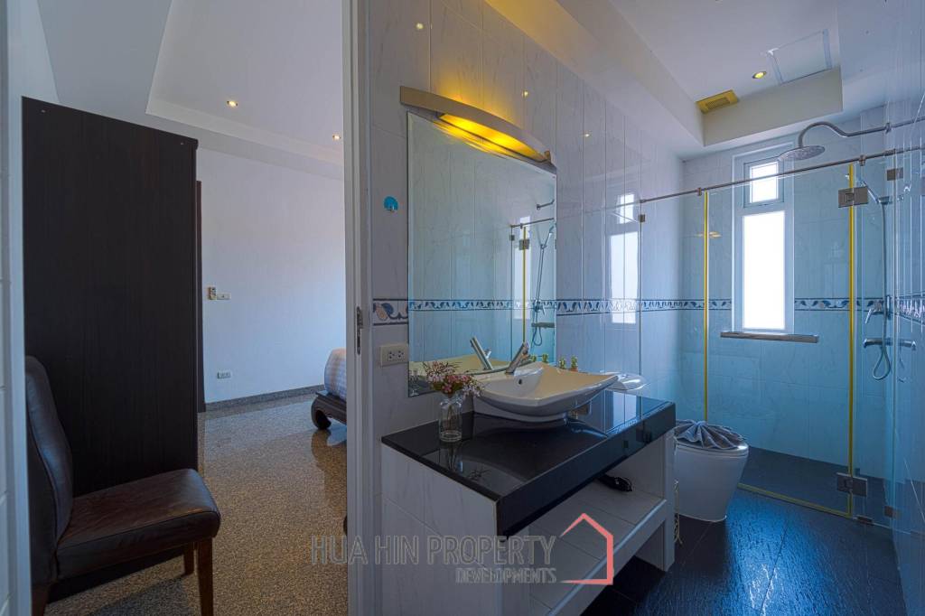 Luxurious 2 Story Pool Villa : 4 Bedrooms Plus 2 Bedroom Guest House