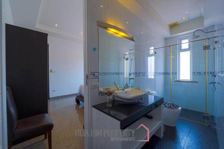 Luxurious 2 Story Pool Villa : 4 Bedrooms Plus 2 Bedroom Guest House