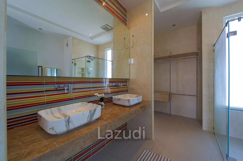 Luxurious 2 Story Pool Villa : 4 Bedrooms Plus 2 Bedroom Guest House