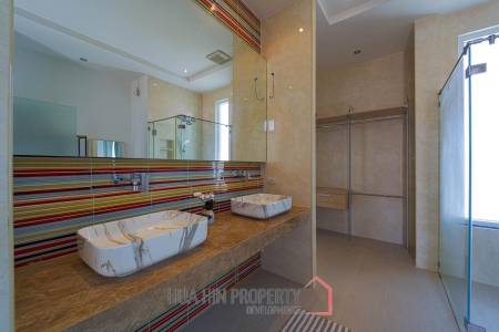 Luxurious 2 Story Pool Villa : 4 Bedrooms Plus 2 Bedroom Guest House