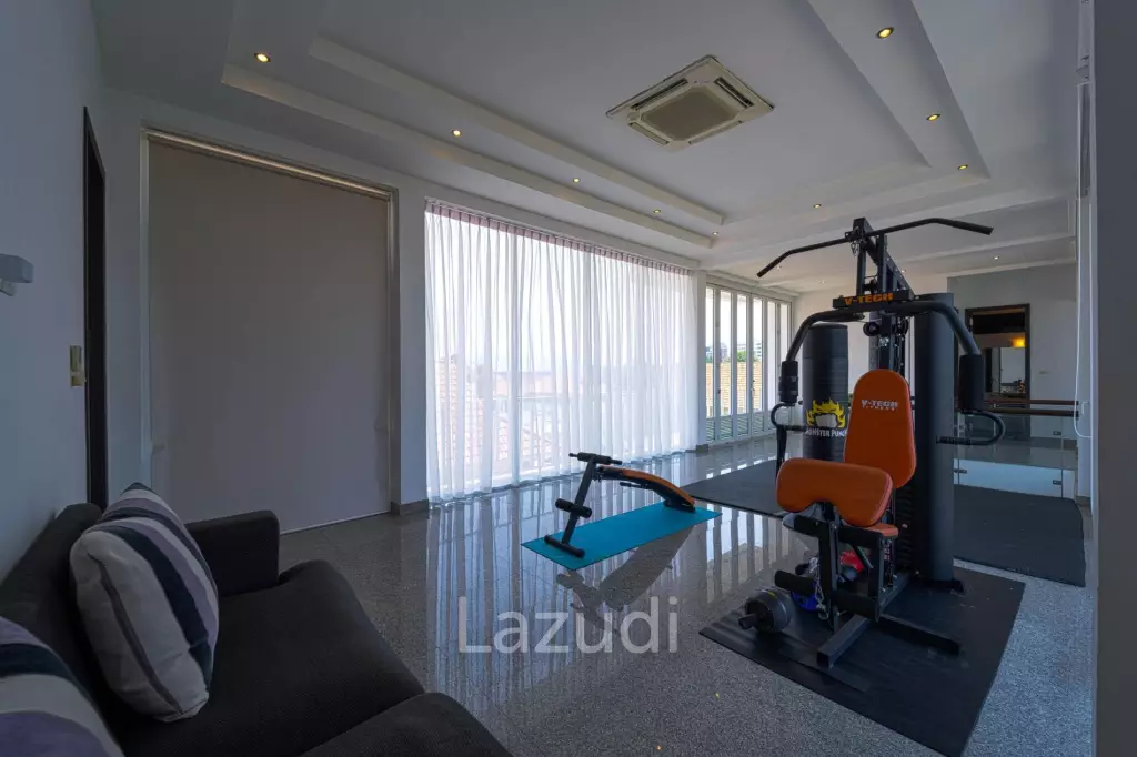 Luxurious 2 Story Pool Villa : 4 Bedrooms Plus 2 Bedroom Guest House