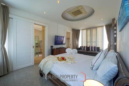 Luxurious 2 Story Pool Villa : 4 Bedrooms Plus 2 Bedroom Guest House